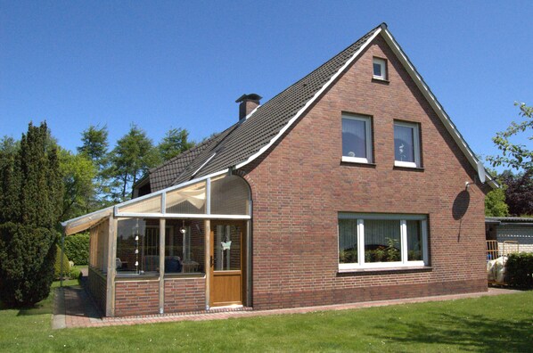 Exterior - Familienfreundliche Ferienwohnung im Herzen von Ostfriesland Inkl. W-lan (Westerholt)