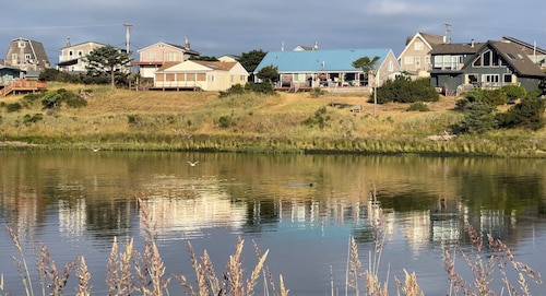 Pacific City Bungalow right on Nestucca River