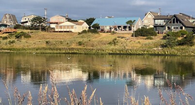 Pacific City Bungalow right on Nestucca River