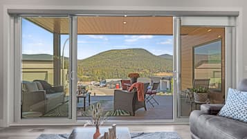 Una Smart TV, una chimenea