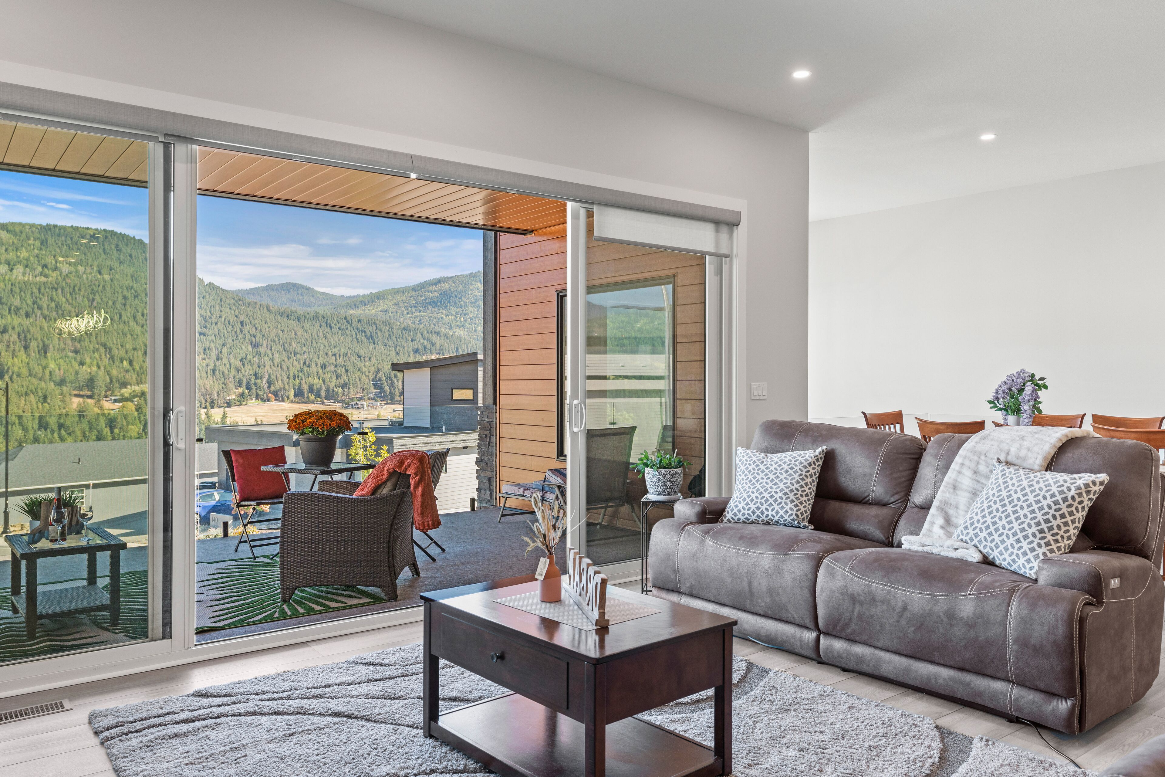 Een smart-tv en een open haard