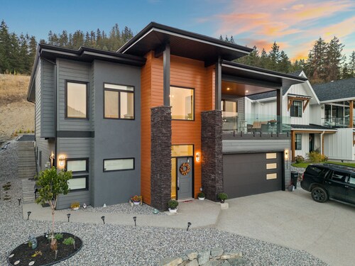 Above It All - 3 Bedroom, 2 Bath Upper Suite