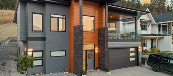 Above It All - 3 Bedroom, 2 Bath Upper Suite