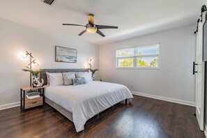 4 habitaciones, escritorio, tabla de planchar con plancha y wifi