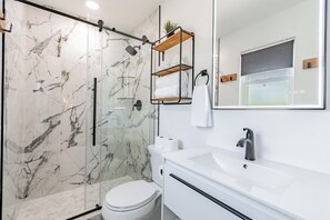 Shower, hair dryer, towels, soap - "Luxurious Retreat with Pool, Game Room, and Outdoor Oasis!"Close to TPA, RayJay (Tampa)