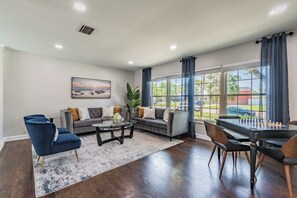 Smart TV, video games - "Luxurious Retreat with Pool, Game Room, and Outdoor Oasis!"Close to TPA, RayJay (Tampa)