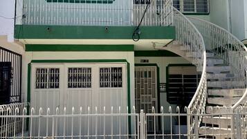 Vista frontal de la propiedad