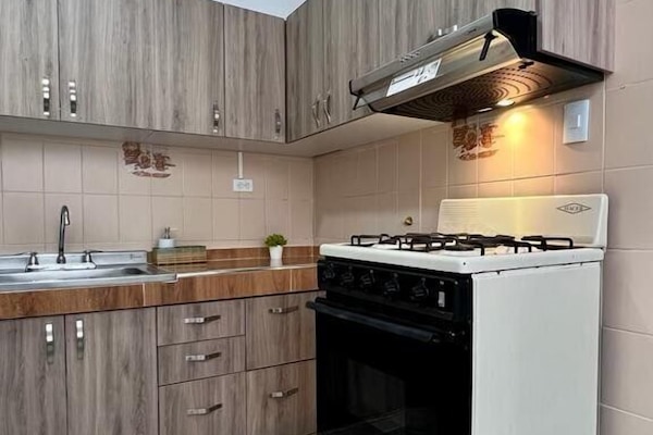 Refrigerador con freezer, horno, licuadora, utensilios de cocina