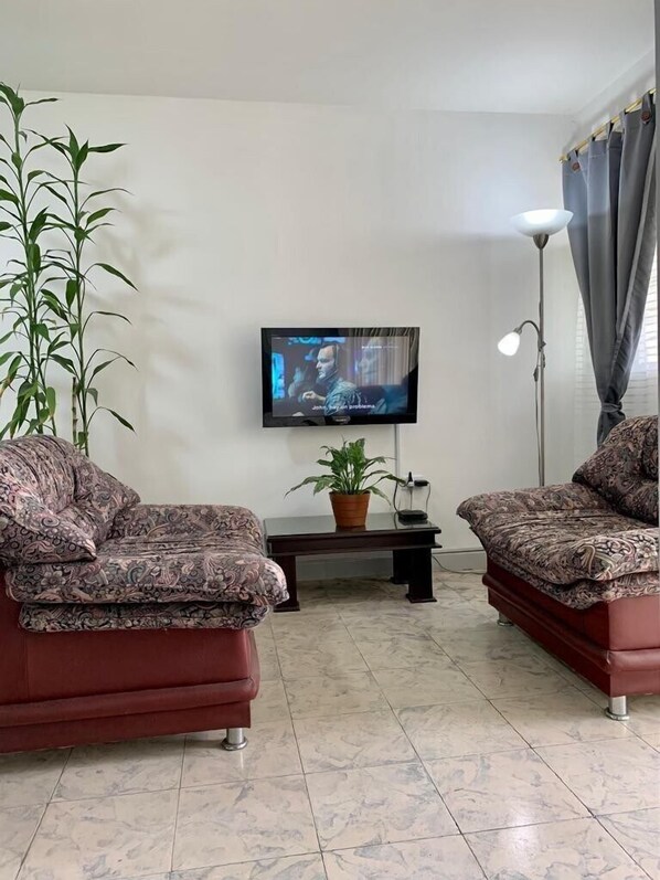 Chalet | Área de sala de estar | Televisión de plasma de 32 pulgadas con canales por cable