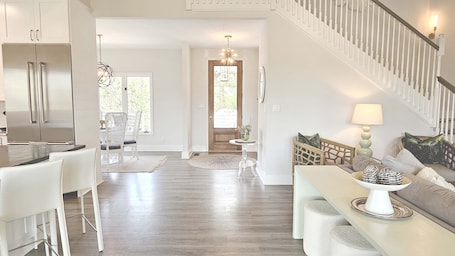 Smart TV. The Awaysis - Charleston Waterfront 10min to Kiawah beaches 20min to downtown.