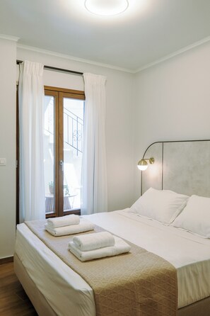 2 chambres, bureau, fer et planche à repasser, lit de bébé portatif