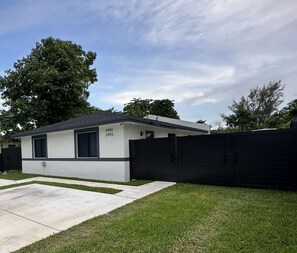 Exterior - Beautiful Home 3-bedroom  2-bathroom 5 minutes from Miami international Airport  (Miami)
