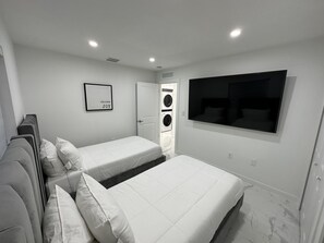 Room - Beautiful Home 3-bedroom  2-bathroom 5 minutes from Miami international Airport  (Miami)
