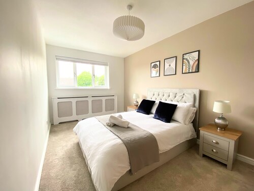 4 Bed Spacious House, Perfect for Families, Couples & Contractors