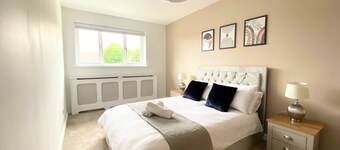 4 Bed Spacious House, Perfect for Families, Couples & Contractors