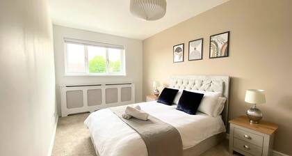 4 Bed Spacious House, Perfect for Families, Couples & Contractors