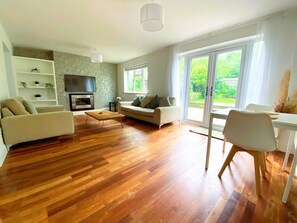 Smart TV - 4 Bed Spacious House, Perfect for Families, Couples & Contractors (Heelands)