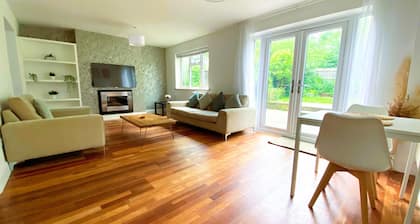 4 Bed Spacious House, Perfect for Families, Couples & Contractors