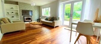 4 Bed Spacious House, Perfect for Families, Couples & Contractors