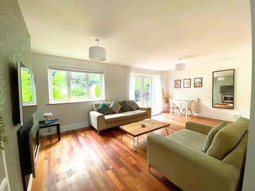 4 Bed Spacious House, Perfect for Families, Couples & Contractors