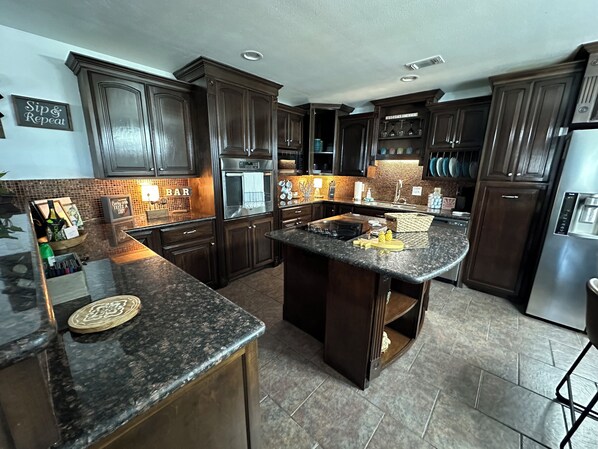 Frigorifero, microonde, forno, piano cottura