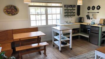 Microondas, parrilla de estufa, cafetera y tetera y tetera eléctrica