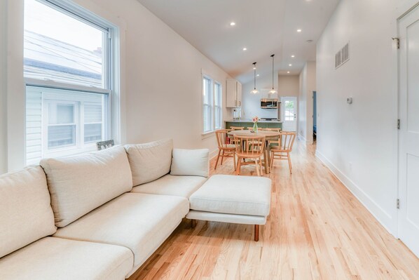 Smart TV - Newly renovated, 2 blocks from downtown Bradley Beach, short walk to the beach! (Neptune City)