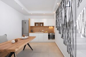 Fridge, coffee/tea maker