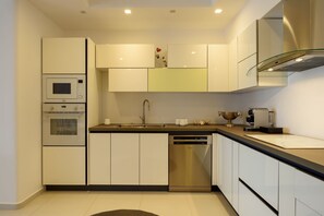 Fridge, dishwasher, coffee/tea maker