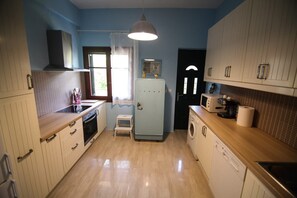 Four, cafetière/bouilloire, bouilloire électrique, tables à manger