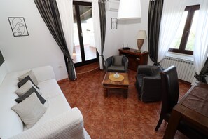 TV, fireplace, ping pong, stereo