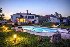 A house with a swimming pool, outdoor seating, and a bar area. - Villa Eufemia - 3 apartments for your perfect vacation :) (Muntić)