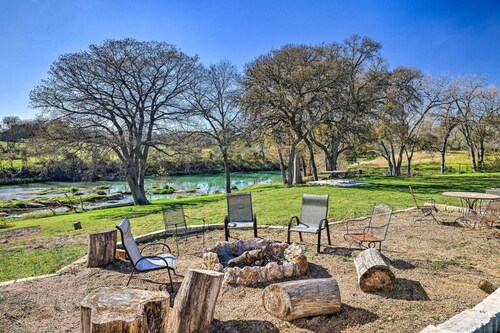 Glamping, Vintage RV San Marcos Water Front Style! One Acre! No Pets!