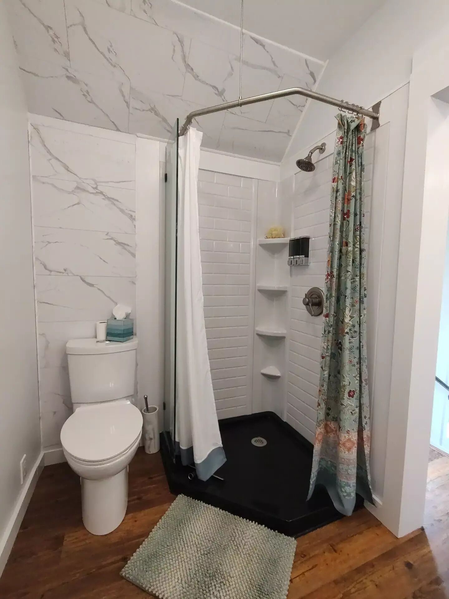 Shower, jetted bath, hair dryer, towels