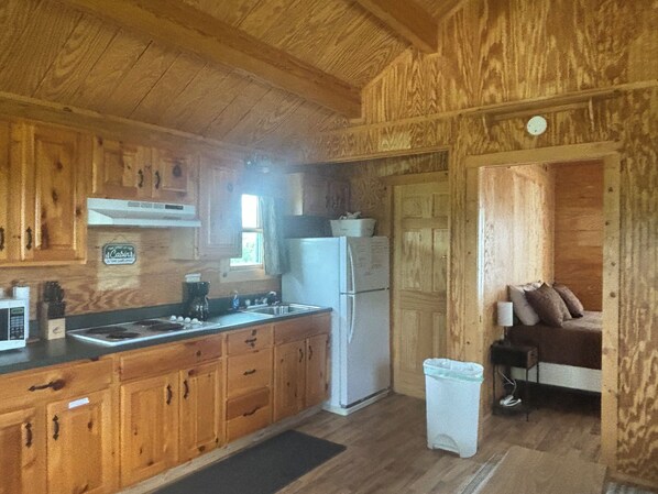 ثلاجة، موقد طهي مسطح، ماكينة لصنع القهوة/الشاي، محمصة خبز