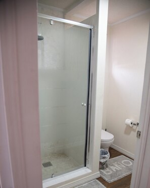 Dusche, Handtücher, Seife, Shampoo