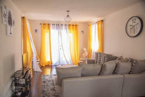 Stylish 2BR 1Bath APT with Pool and Deck, a stone's throw from St. Lawrence Gap.