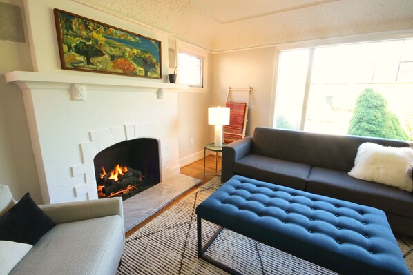 Smart TV, fireplace, books, stereo