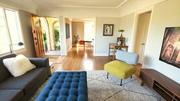 Smart TV, chimenea, libros y estéreo