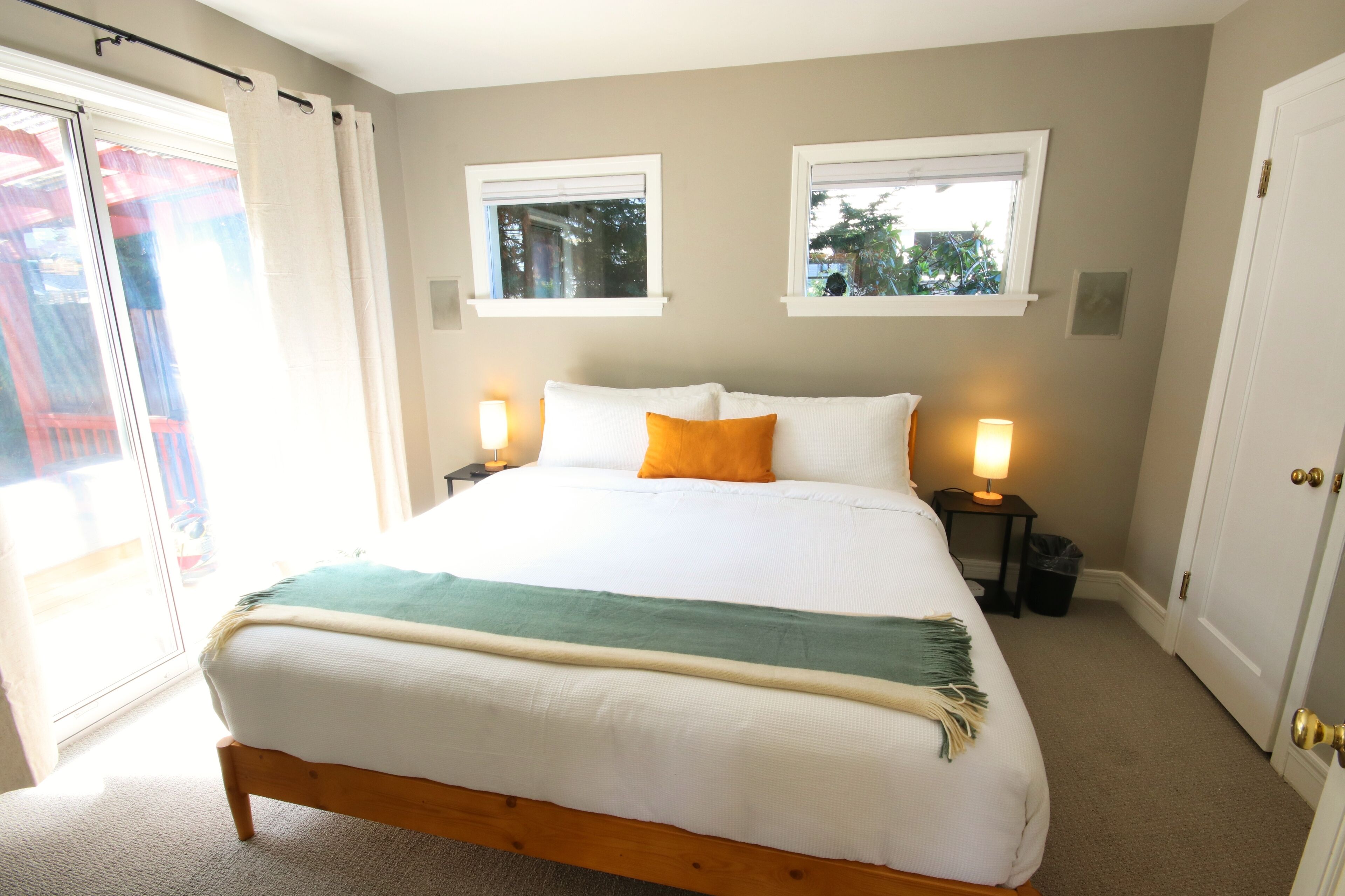 4 habitaciones, escritorio y tabla de planchar con plancha 