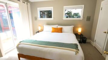 4 habitaciones, escritorio y tabla de planchar con plancha