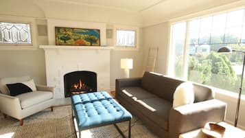 Smart TV, fireplace, books, stereo