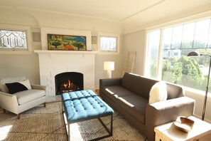 Smart-TV, Kamin, Bücher, Stereoanlage