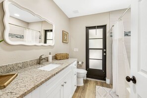 Shower, hair dryer, towels, soap - Billiards and Poolside Bliss Centrally located in SE Cape Coral, Pet Friendly! (Cape Coral)