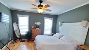 A bedroom with a bed, a dresser, a mirror, a ceiling fan, and a window with blinds. - Single level 3 bedroom, fenced yard, central air (Auburn)