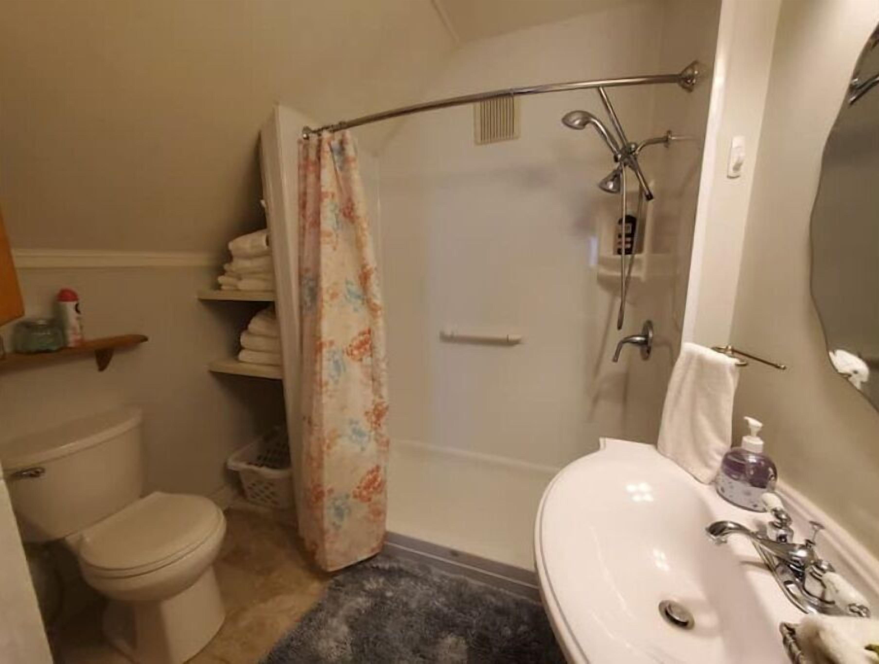 Ein Badezimmer mit Toilette, Dusche und Waschbecken.
