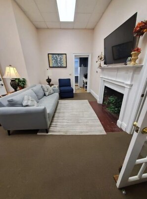 Living area - Cozy 2 bedroom, downtown, free parking, FIOS (Auburn)