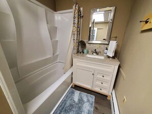 Bathroom - Downtown, two bedroom, first floor, pet friendly (Auburn)