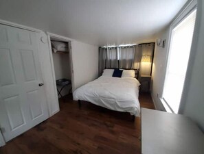 Room - Cottage getaway, pet friendly, fully fenced yard (Auburn)