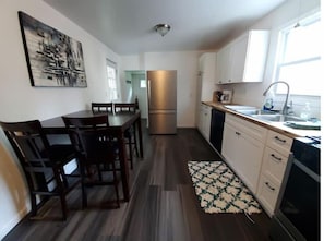Private kitchen - Cottage getaway, pet friendly, fully fenced yard (Auburn)